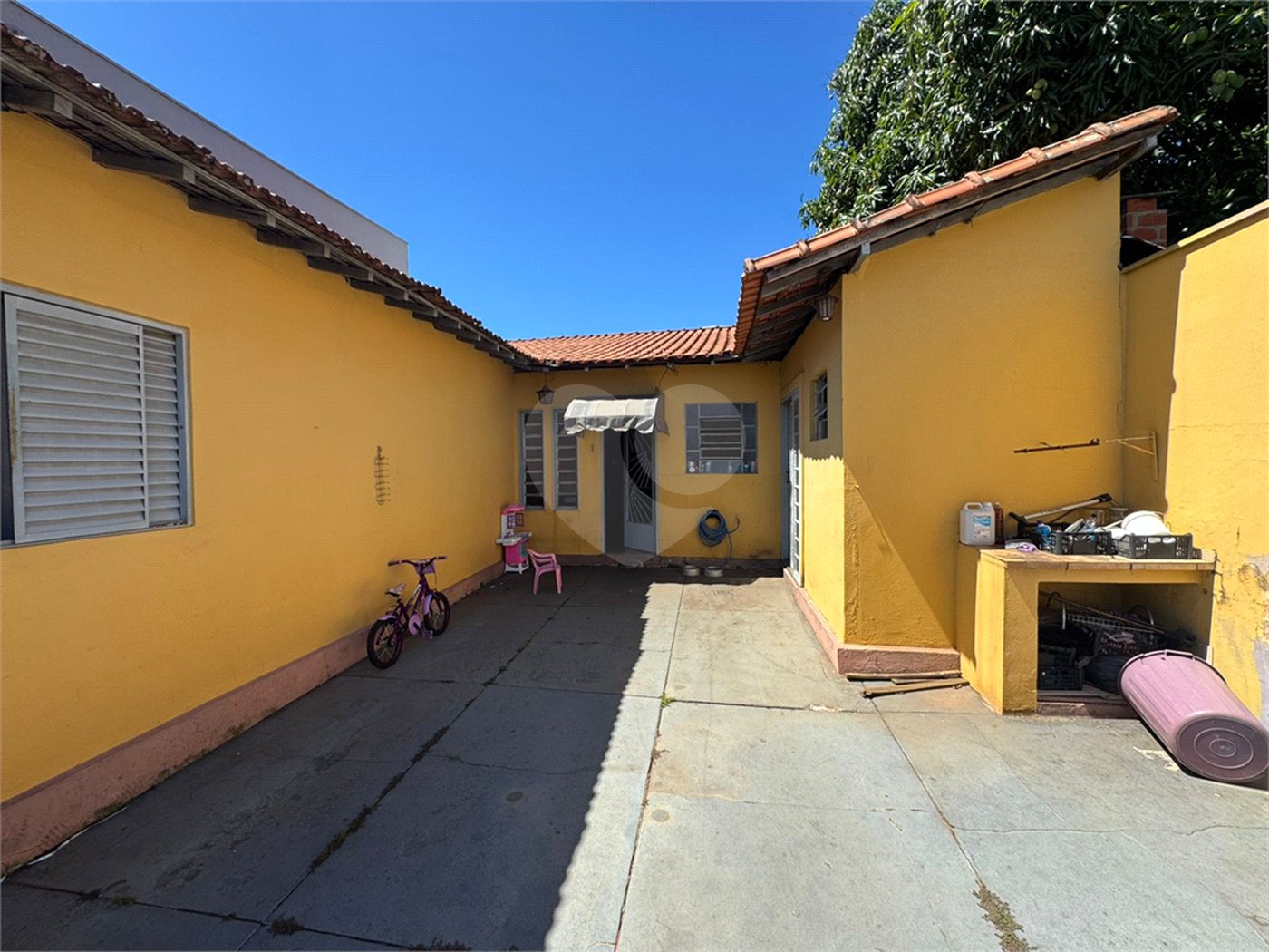 Casa com salão comercial, á venda, em São Carlos-SP.