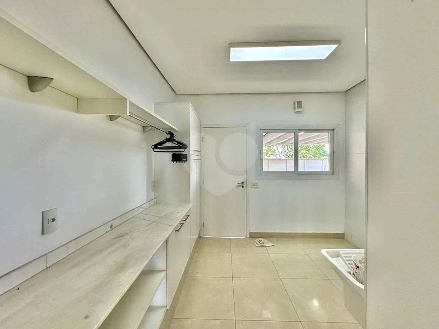 Casa em condomínio Impecável, 4 dorms / 2 suítes, varanda gourmet, piscina, 3 lareiras