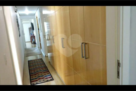 Apartamento à venda no Paraíso de 303m² com 4 suítes e 4 vagas.