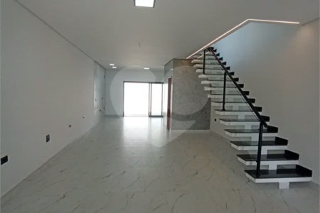 Casa com 155m² , 3 dormitórios , sendo 1 suíte , 4 vagas , à venda no Parque das Nações em Santo André.
