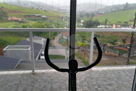 Chácara em Área Rural de Piracaia, com casa principal + 4 kitnets alugadas, excelente localização