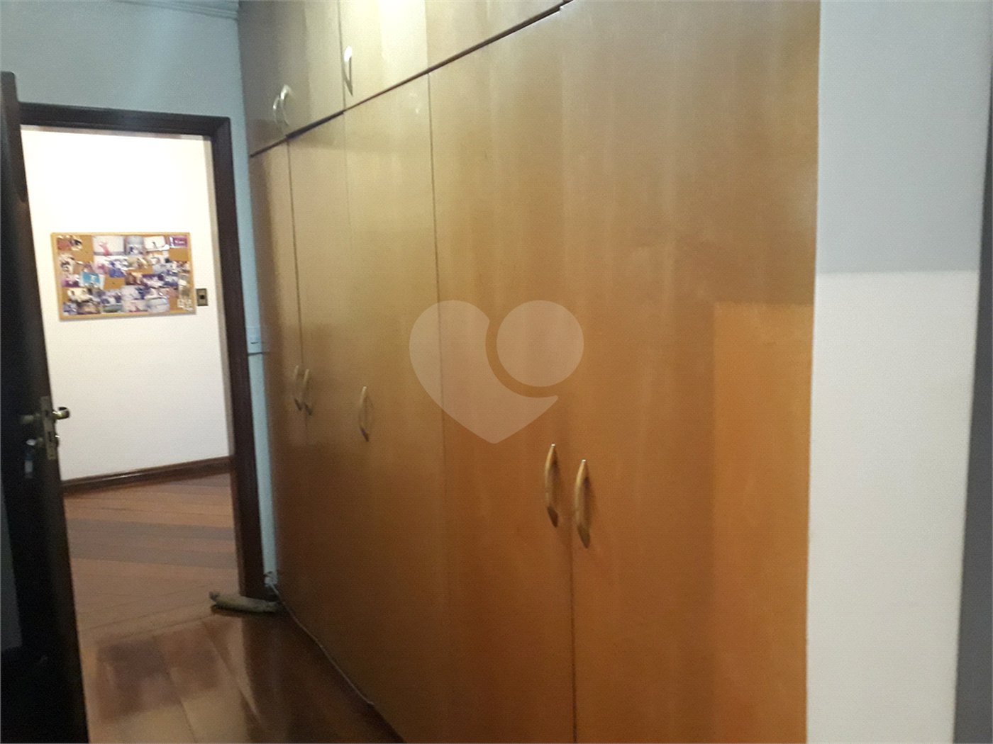 Mansão em condomínio, com 6 suites, e vagas para 15 autos....