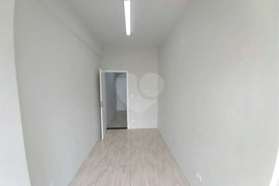 Ótima sala para escritório com 37 m², possui 2 ambientes.