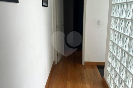 Apto a venda de 230m² no Cambuci com 3 dorms, 5 vagas, 3 suítes. Estuda permuta.
