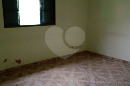 Casa térrea com 3 dormitórios.