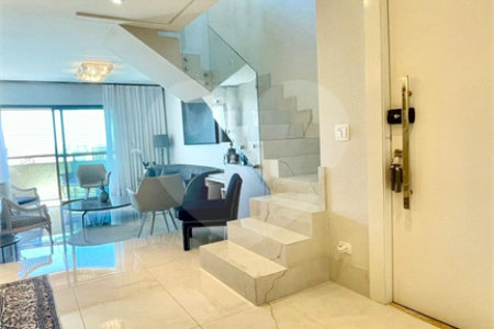 Cobertura à venda na Aclimação de 300m² com 2 vagas.