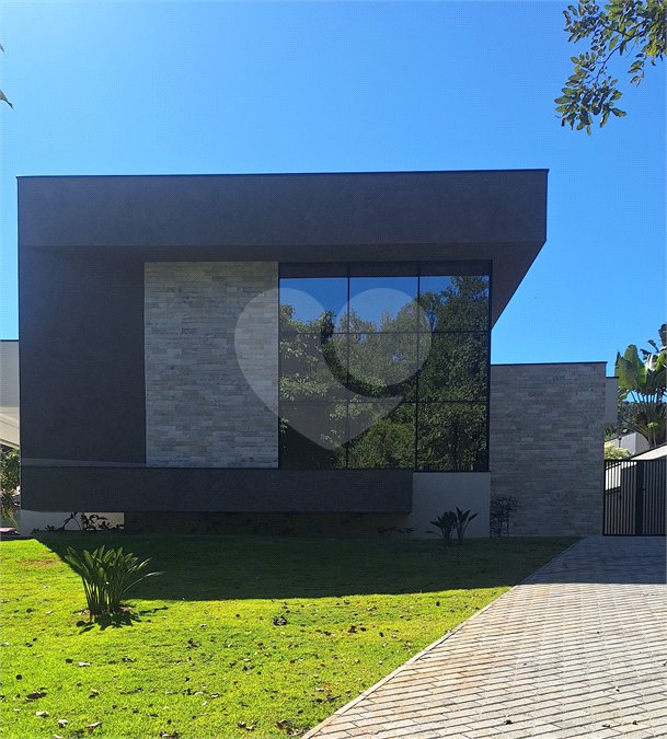 Casa a venda com 04 suítes área gourmet e 6 vagas para autos em condominio fechado Atibaia