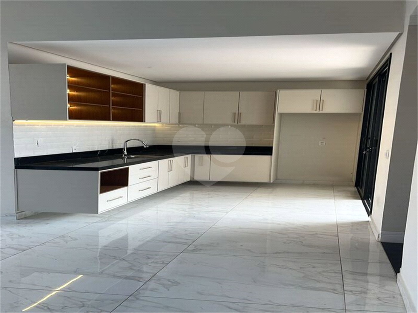 Indaiatuba - Condominio Jardins di Roma - Venda -Locação 0 R$ 10.000,00 mais encargos - condominio - R$ 650,00 - IPTU - R$ 230,00 - Terreno 300ms - construido 170 metros quadrados - Terrea - 3 quartos, uma suíte e uma demi suite , 4 banheiros , piscina - Preparado para água quente até a piscina!!