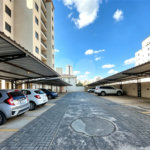 Apartamento á venda no centro com dois dormitórios e sacada.