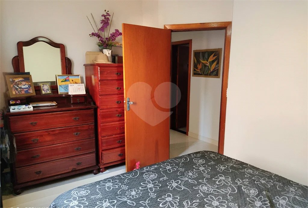 Apartamento térreo , três quartos sendo uma suíte.
