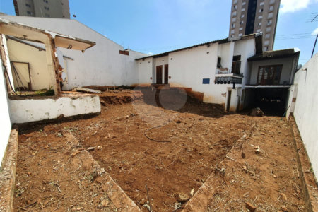 Casa térrea com 5 dormitórios, sendo 2 suítes.