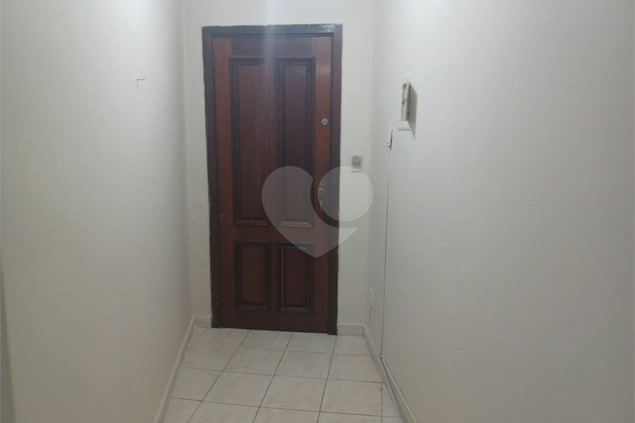 Apartamento super bem localizado, com 01 dormitório e armário embutido