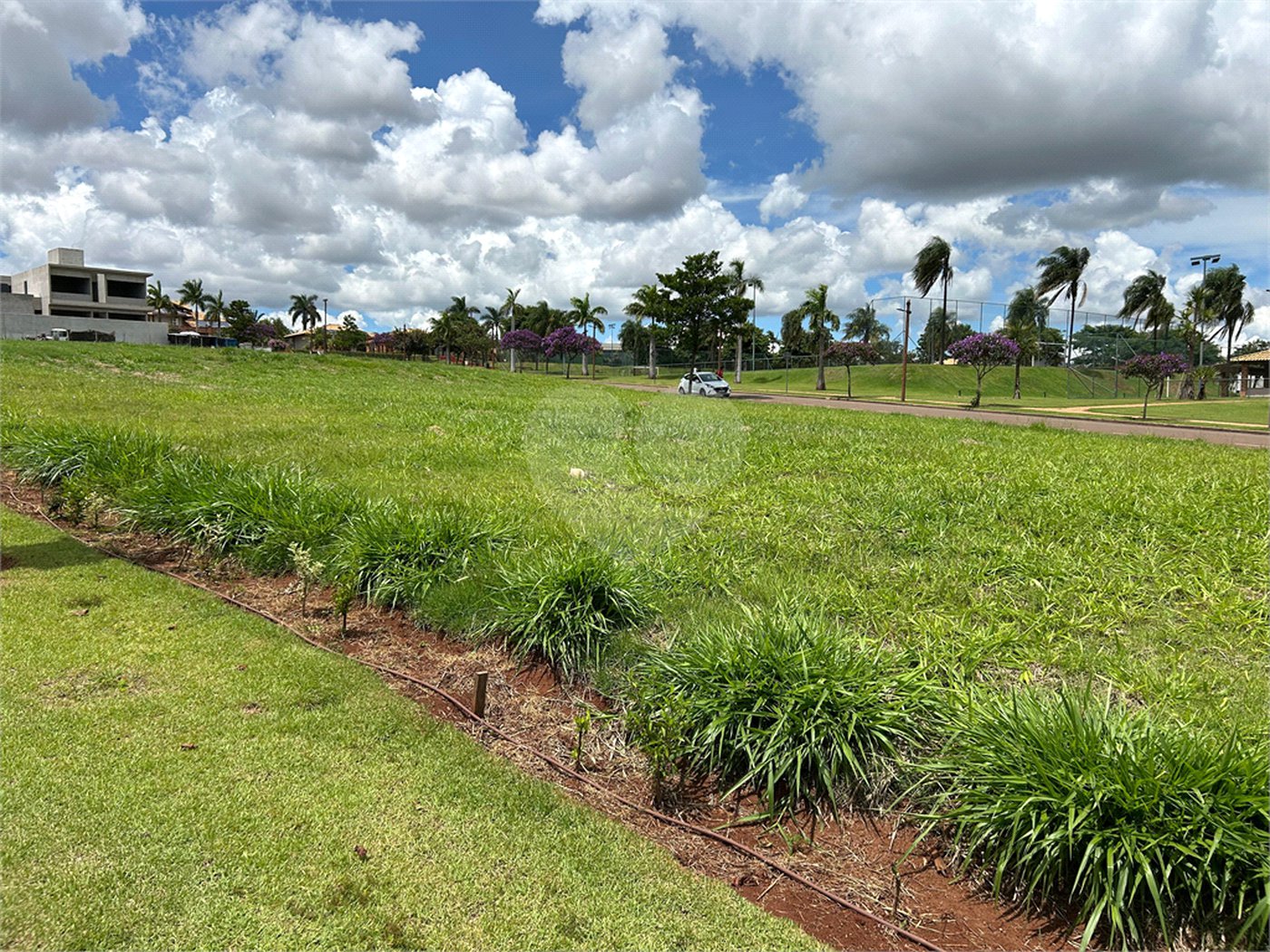 Terreno no condomínio Damha Golf em frente área de lazer com 1.404,40 m²