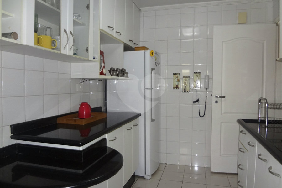 COBERTURA COM PISCINA E CHURRASQUEIRA NA CASA VERDE.