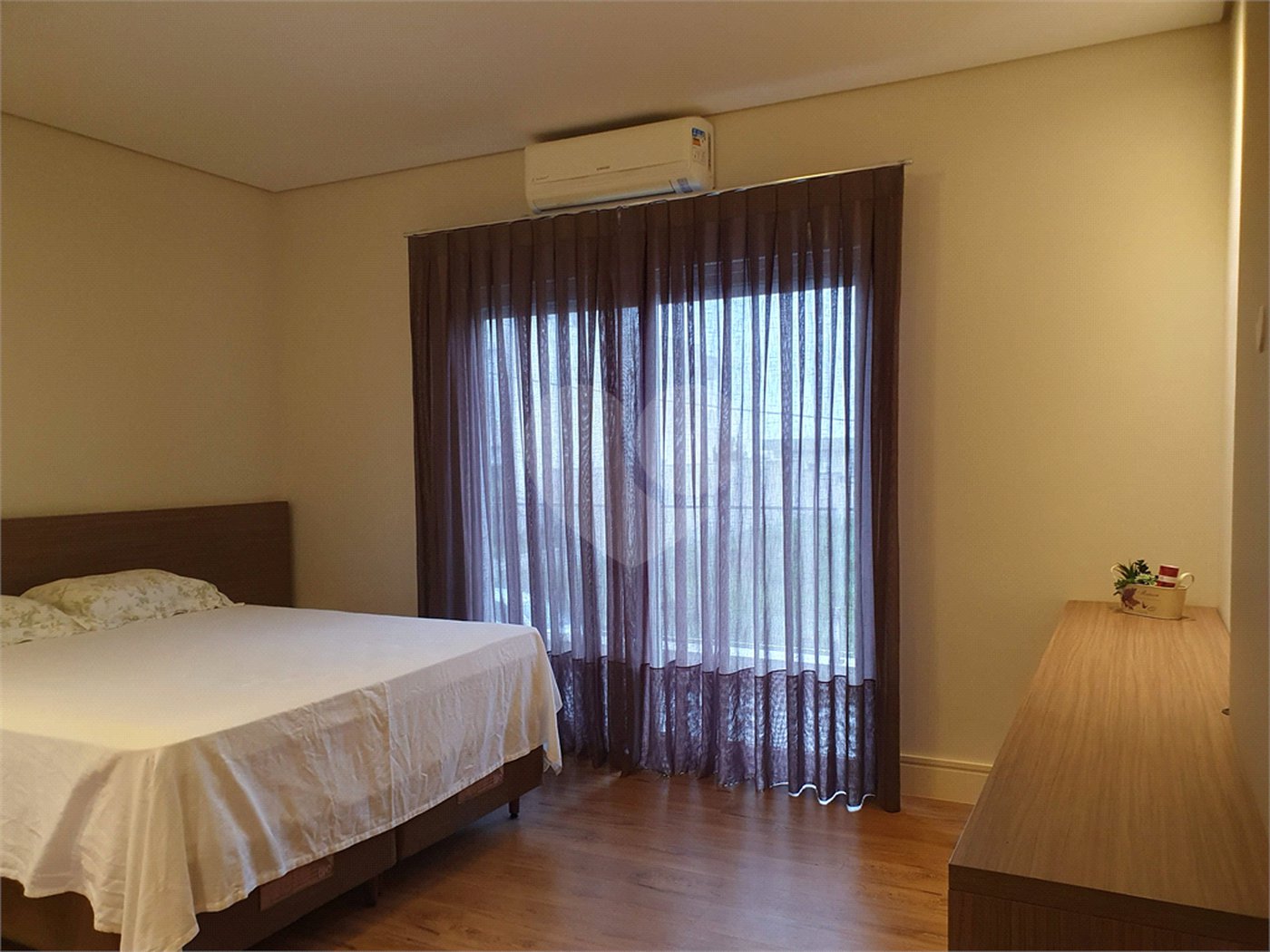 Casa à venda com 4 suítes no condomínio Residencial Jaguary, São José dos Campos - SP
