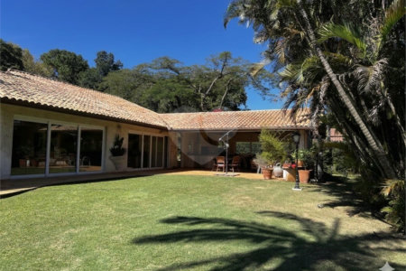 Casa Térrea à venda com 5 quartos, sendo 3 suítes, em Interlagos, São Paulo, SP