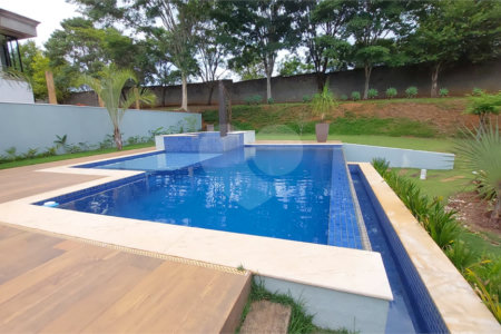Casa à venda com 4 suítes no condomínio Figueira Garden, Atibaia - SP