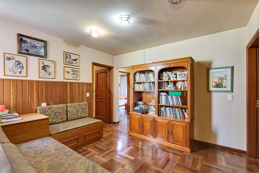 Casa à venda com 4 quartos, sendo 2 suítes, em Jardim Cordeiro, São Paulo, SP