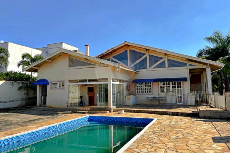 Casa à venda com 4 quartos, sendo 3 suítes,  no condomínio Terras de Santa Teresa, Itupeva - SP