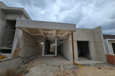 Casa à venda com 3 quartos, sendo 1 suíte, no condomínio Tivolli, Itapetininga - SP