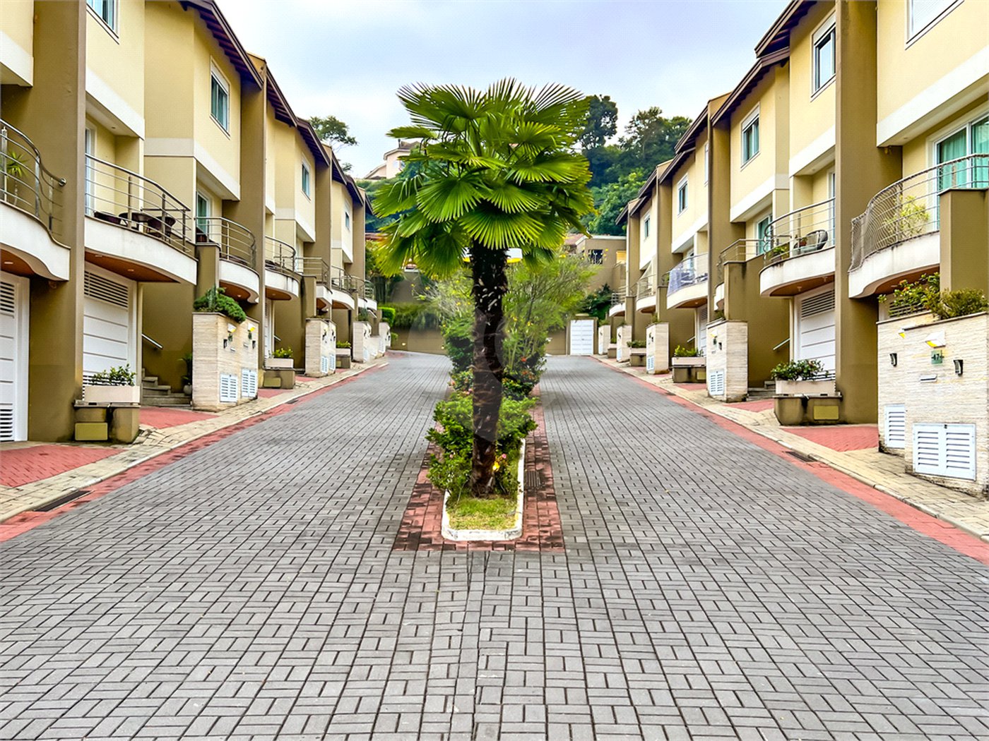 Casa à venda com 4 quartos, sendo 2 suítes,  no condomínio Floradas da Serra, São Paulo - SP
