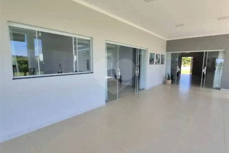 Casa à venda com 3 suítes no condomínio Chácaras Arumã, Sarapuí - SP