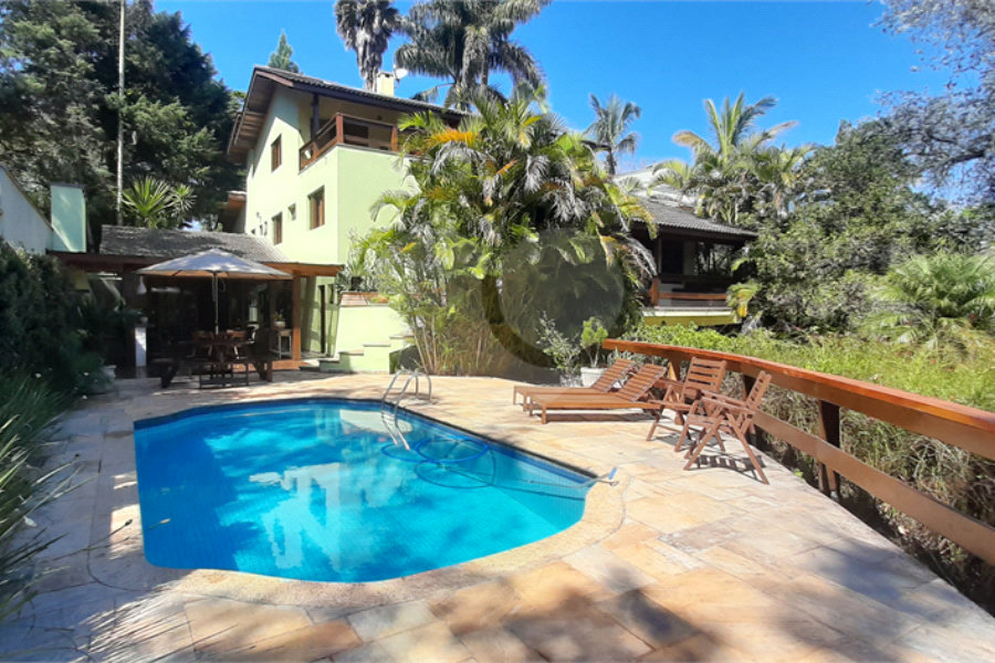 Casa à venda com 4 quartos, sendo 3 suítes, no condomínio Sausalito, Mairiporã - SP