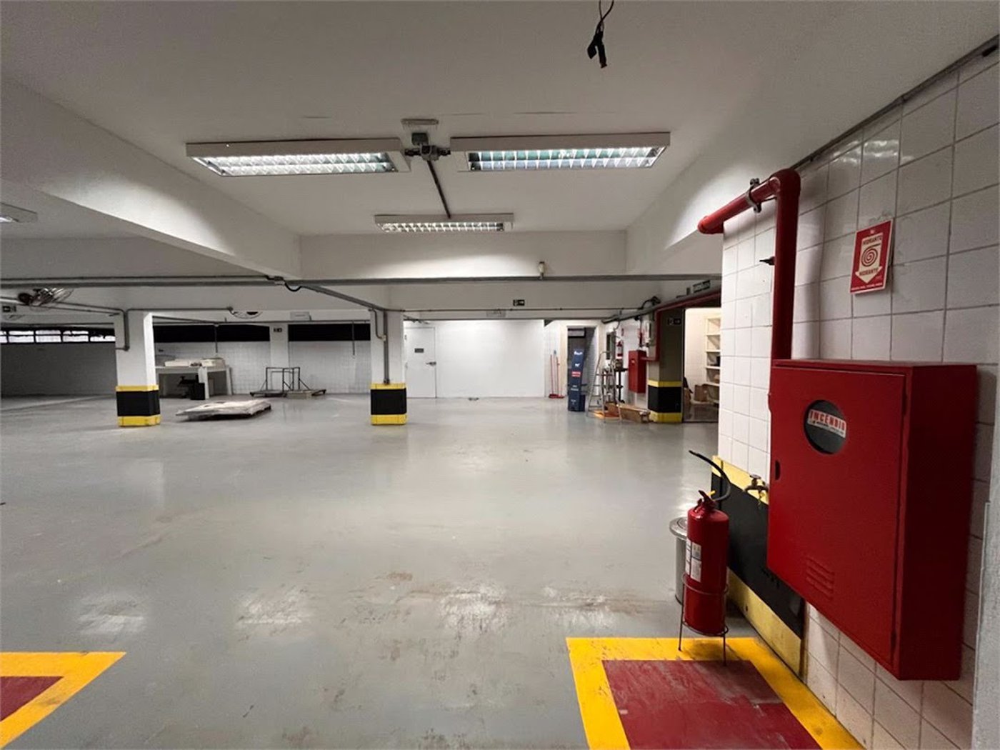 Prédio Corporativo em Santos | 4 Pavimentos | Galpão com Pé-Direito Duplo | Estrutura para +200 Pessoas | Compra Ou Locação