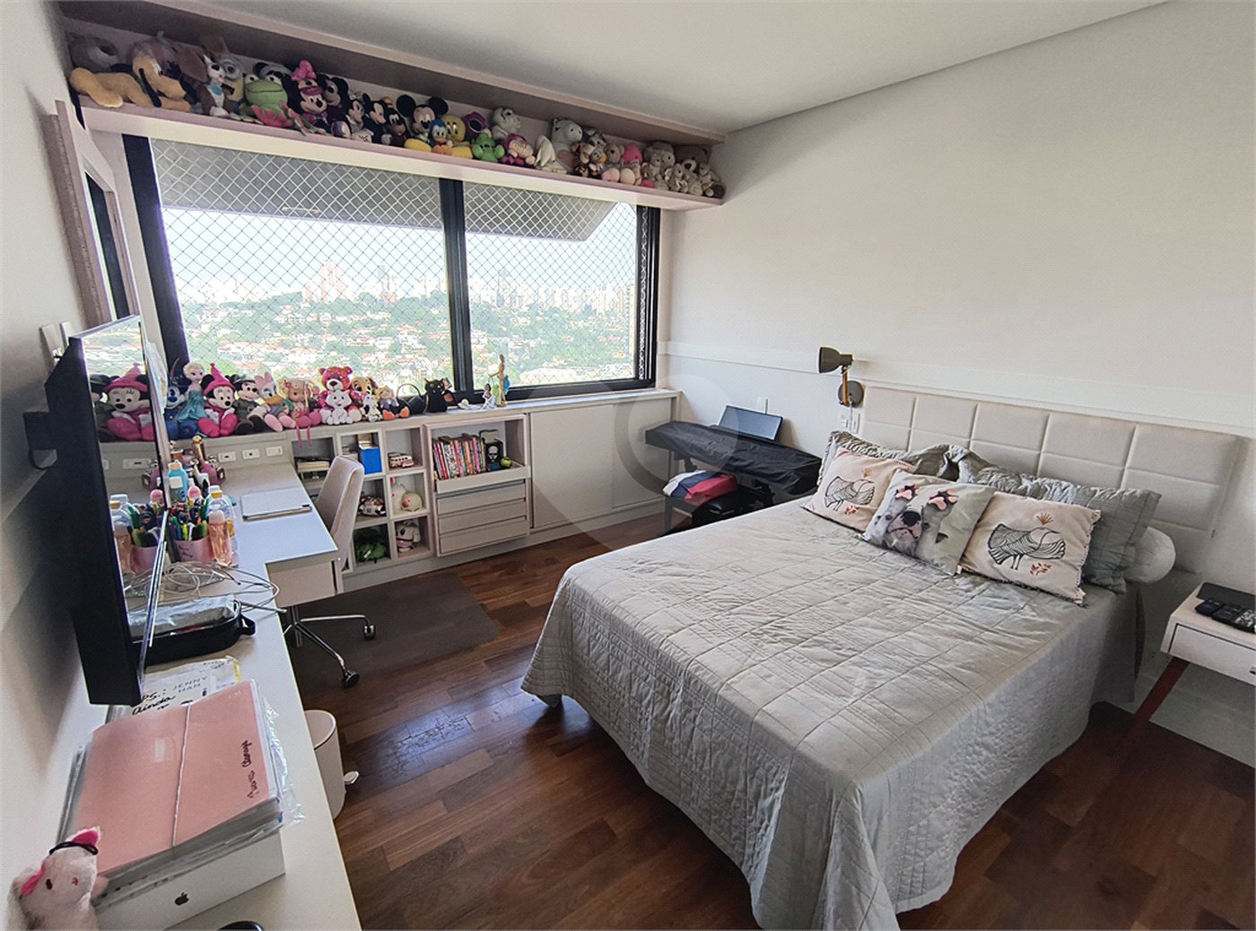 Este amplo apartamento de 290 m², completamente reformado, reúne sofisticação,