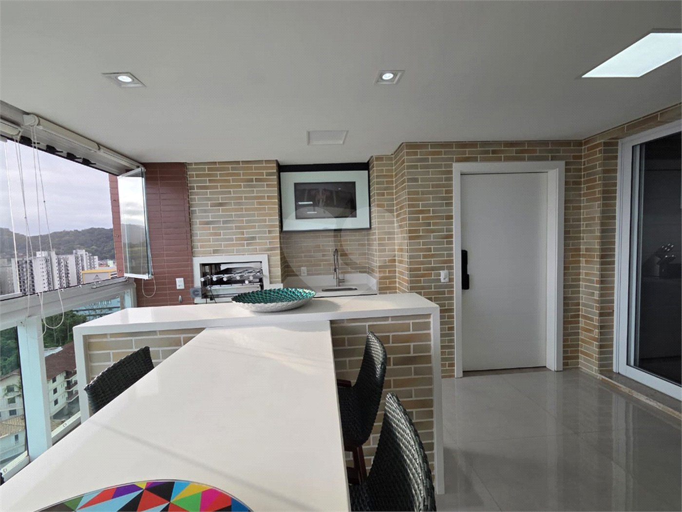 Apartamento à venda com 4 quartos, sendo 2 suítes, em Enseada, Guarujá, SP