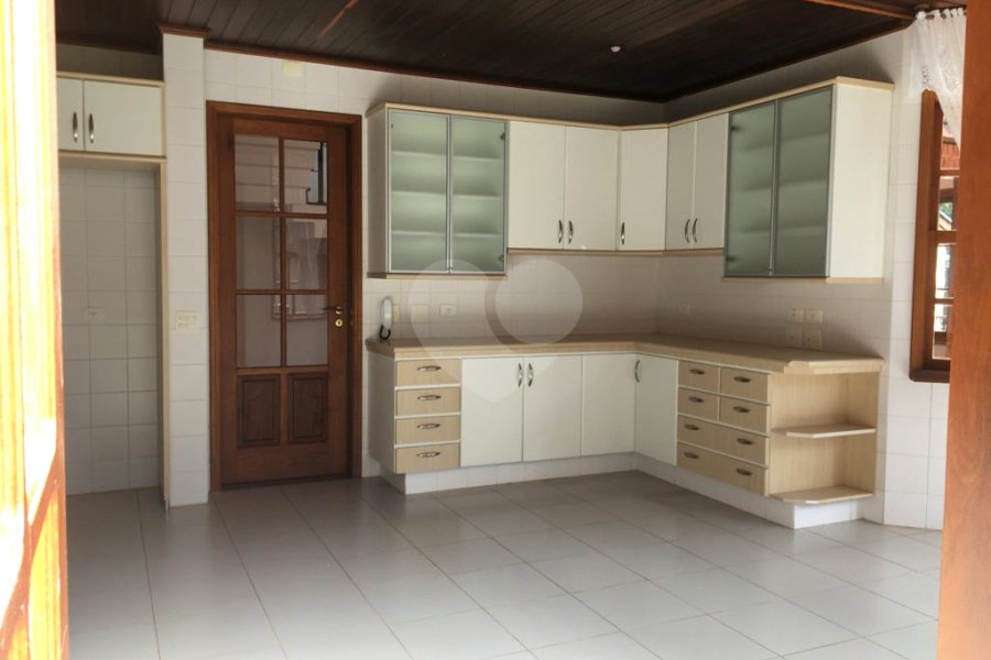 Casa à venda com 5 quartos, sendo 4 suítes,  no condomínio Cantareira, Mairiporã - SP