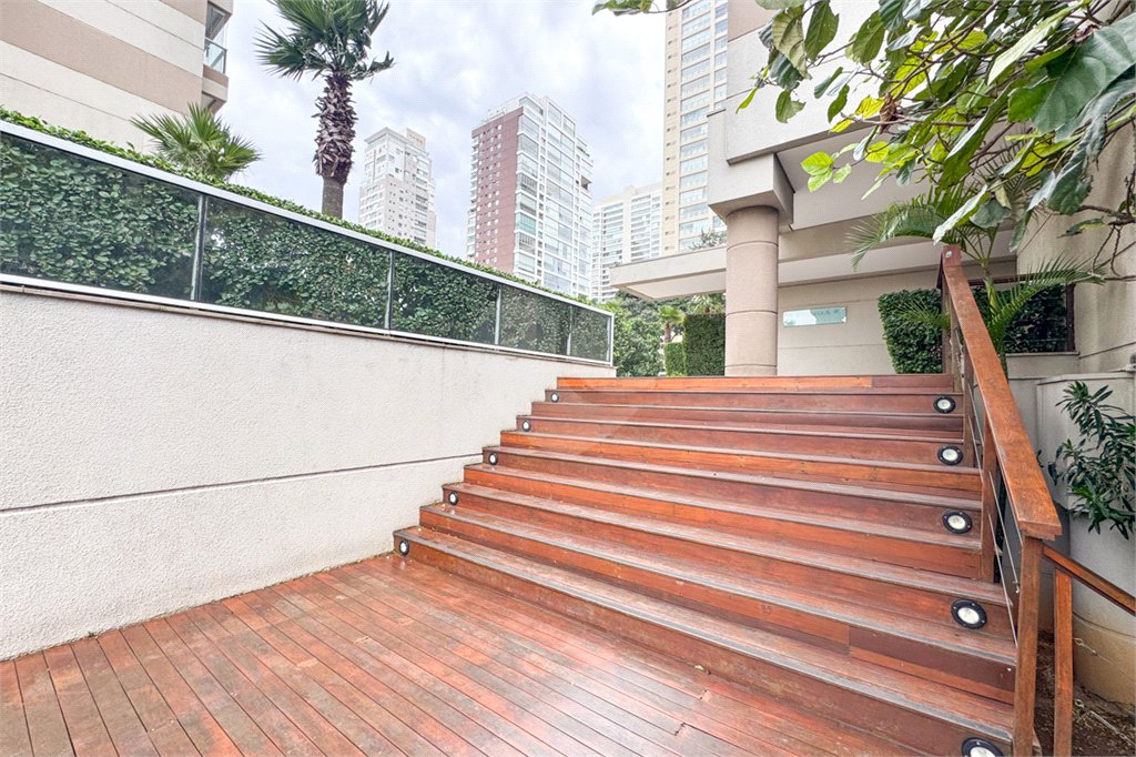 Apartamento de Alto Padrão no Campo Belo para venda com porteira fechada, com 4 dormitórios suítes e 4 vagas com lazer de club.