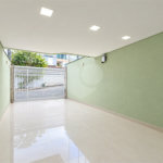 Sobrado geminado com 185 m², 3 suítes, closet, 4 vagas, área gourmet, sótão, energia solar, aquecimento de água e sistema completo de segurança.