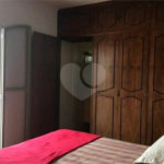 Casa térrea com 3 dormitórios, sendo 2 suítes.