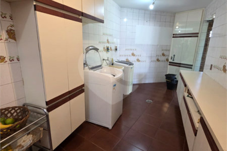 Casa à venda com 4 quartos, sendo 2 suítes, em Cidade São Francisco, São Paulo, SP