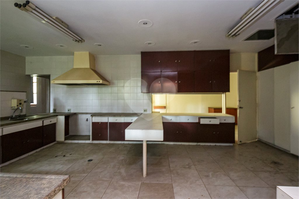 Casa à venda com 5 quartos, sendo 3 suítes, no condomínio Chácara Flora, São Paulo - SP