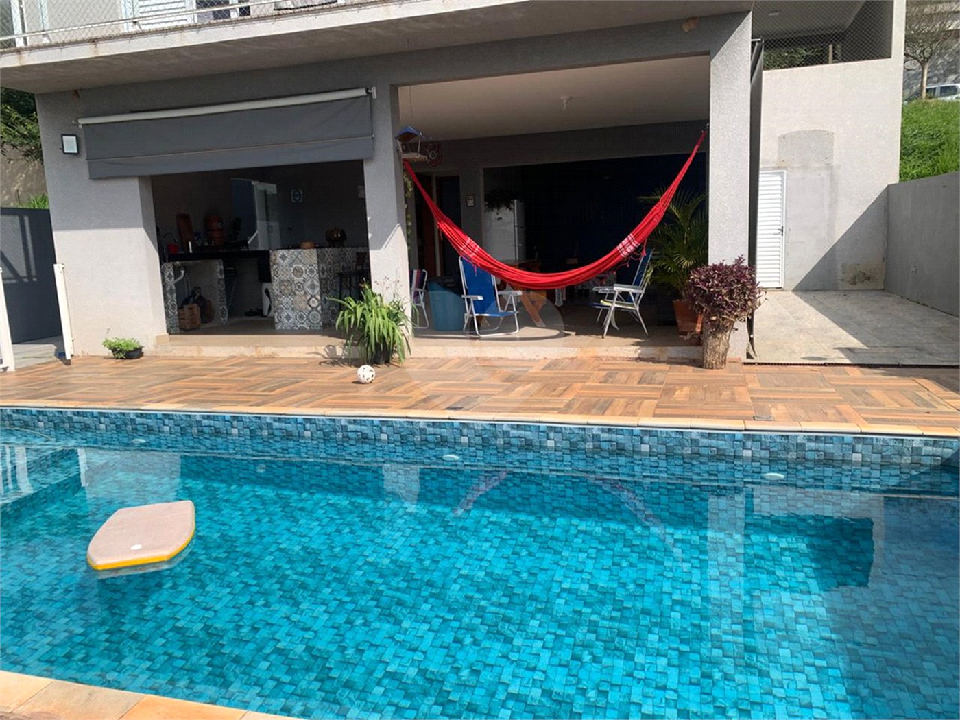 Casa à venda com 3 quartos, sendo 1 suíte, no condomínio Residencial Ponderosa, São Roque - SP