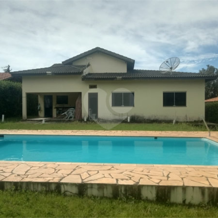 Casa à venda com 4 quartos, sendo 1 suíte,  no condomínio Village da Serra, Araçoiaba da Serra - SP