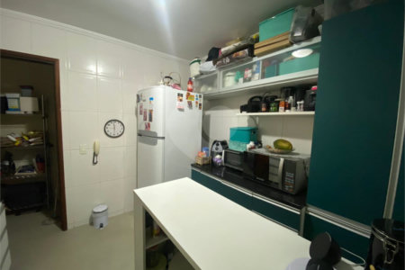 Casa à venda com 3 quartos, sendo 1 suíte, no condomínio Regina, São Paulo - SP