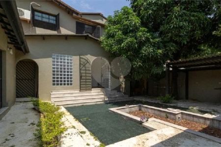 Sobrado à venda com 4 quartos, sendo 1 suíte, em Pacaembu, São Paulo, SP