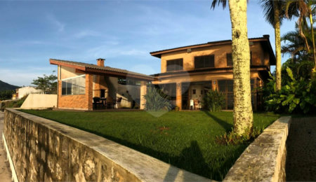 Casa à venda com 6 quartos, sendo 4 suítes,  em Maranduba, Ubatuba, SP
