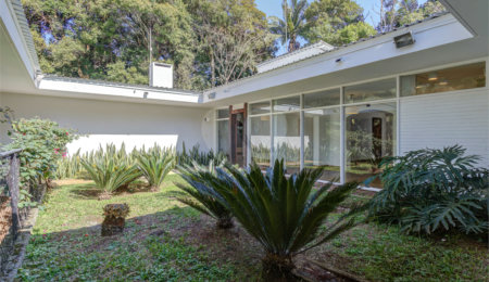 Casa para alugar com 5 quartos, sendo 3 suítes,  no condomínio Chácara Flora, São Paulo - SP