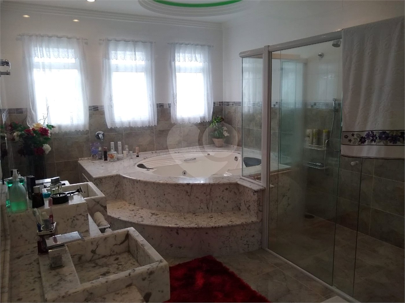 Casa à venda com 5 quartos, sendo 4 suítes,  no condomínio Parque Shambala, Atibaia - SP
