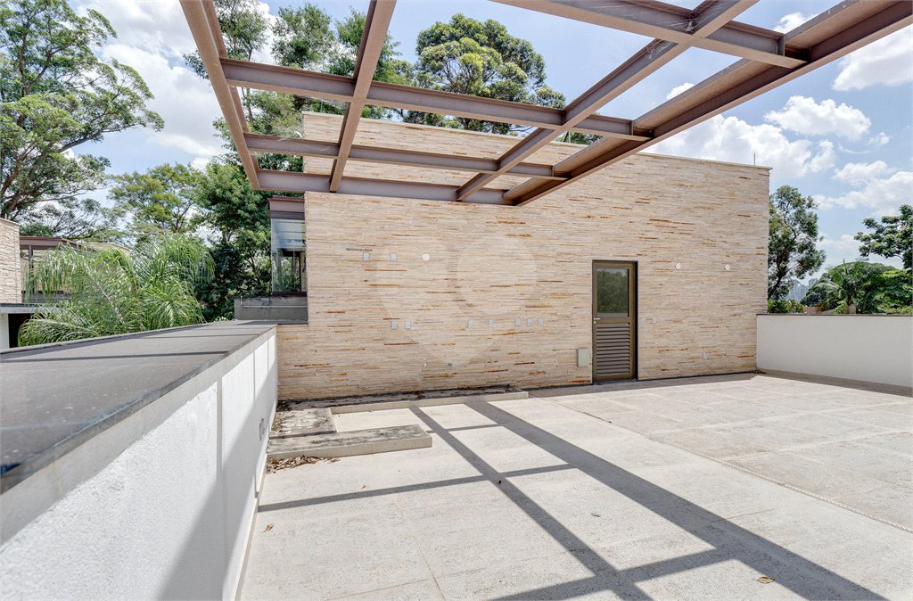 Casa à venda com 4 quartos, sendo 3 suítes, no condomínio Jardim Flora, São Paulo - SP