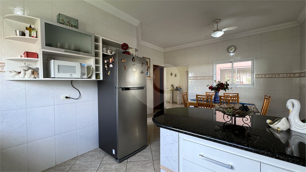 Casa à venda com 4 quartos, sendo 3 suítes, no condomínio Terras de Mont Serrat, Salto - SP
