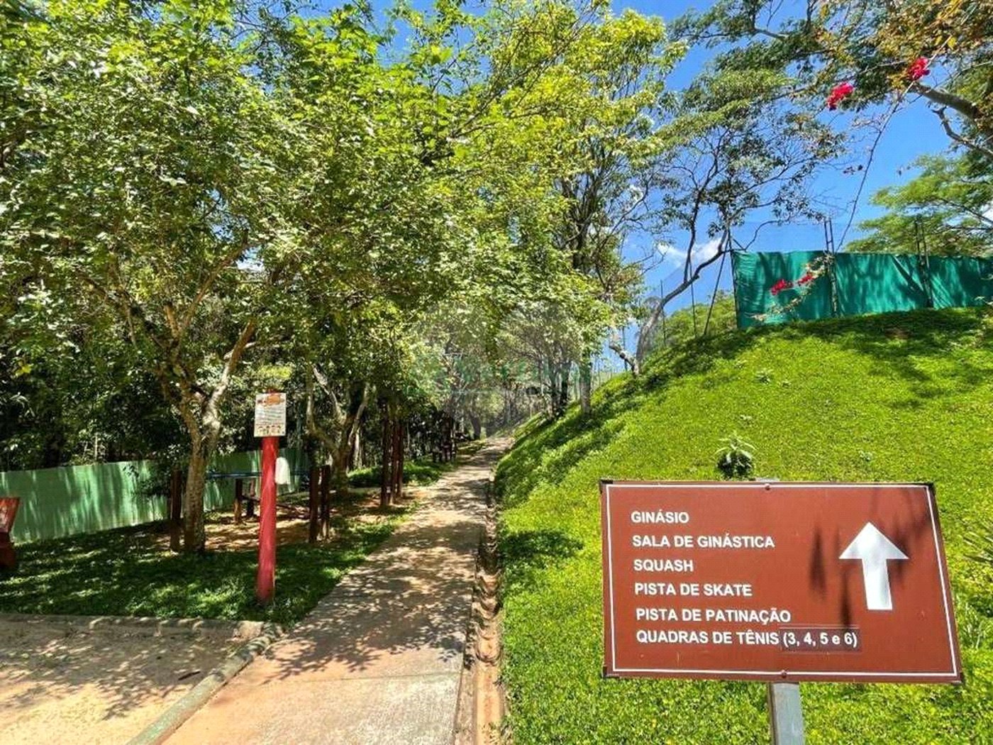 Casa à venda com 4 quartos, sendo 2 suítes,  no condomínio São Paulo Ii, Cotia - SP