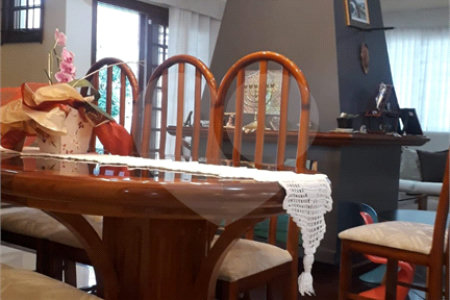 Casa à venda com 5 quartos, sendo 3 suítes,  em Vila Oliveira, Mogi das Cruzes, SP