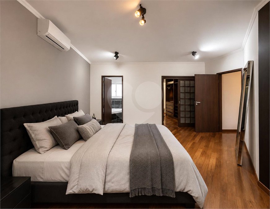 Casa à venda com 4 quartos, sendo 2 suítes, em Interlagos, São Paulo, SP