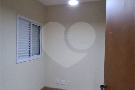 Casa à venda com 3 quartos, sendo 1 suíte, no condomínio Alvorada Parque Vitória, São Paulo - SP