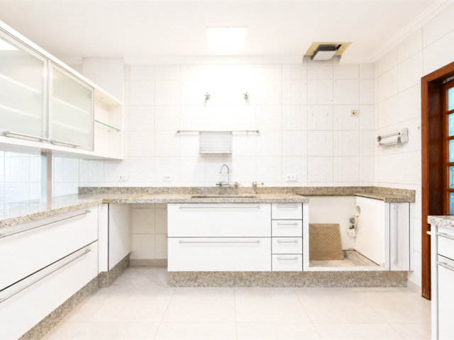 Casa à venda ou para alugar com 4 suítes no condomínio Vila das Emboabas, São Paulo - SP